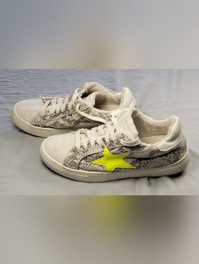 Steven New York Reeves White Gray Snake Star Low Top Athletic Sneakers